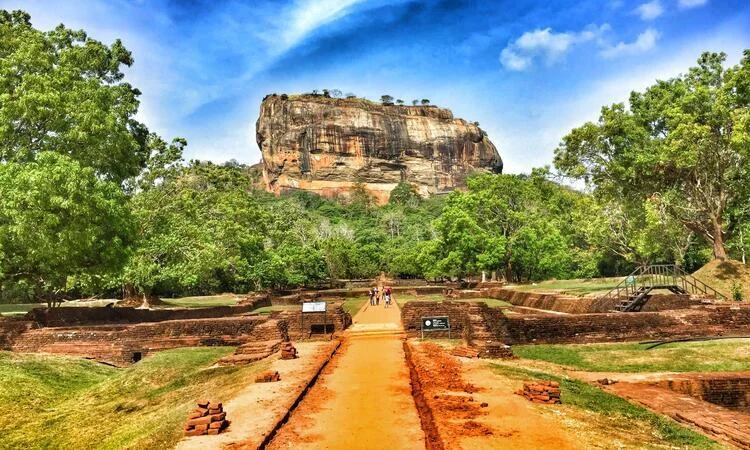 Kayanın Tepesindeki Gizemli Yapı! (Sigiriya)