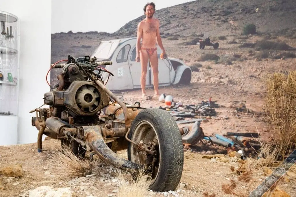 Çölün Ortasında Bozulan Arabasından Motosiklet Yapan Adam-1.webp