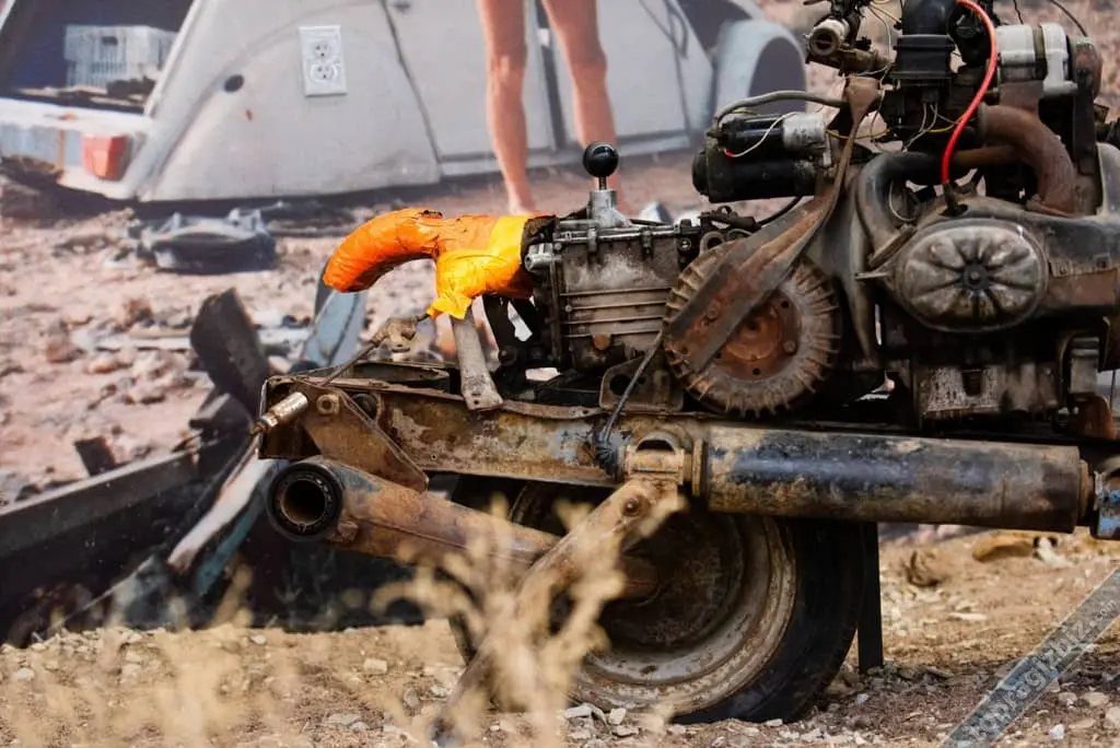 Çölün Ortasında Bozulan Arabasından Motosiklet Yapan Adam-2.webp