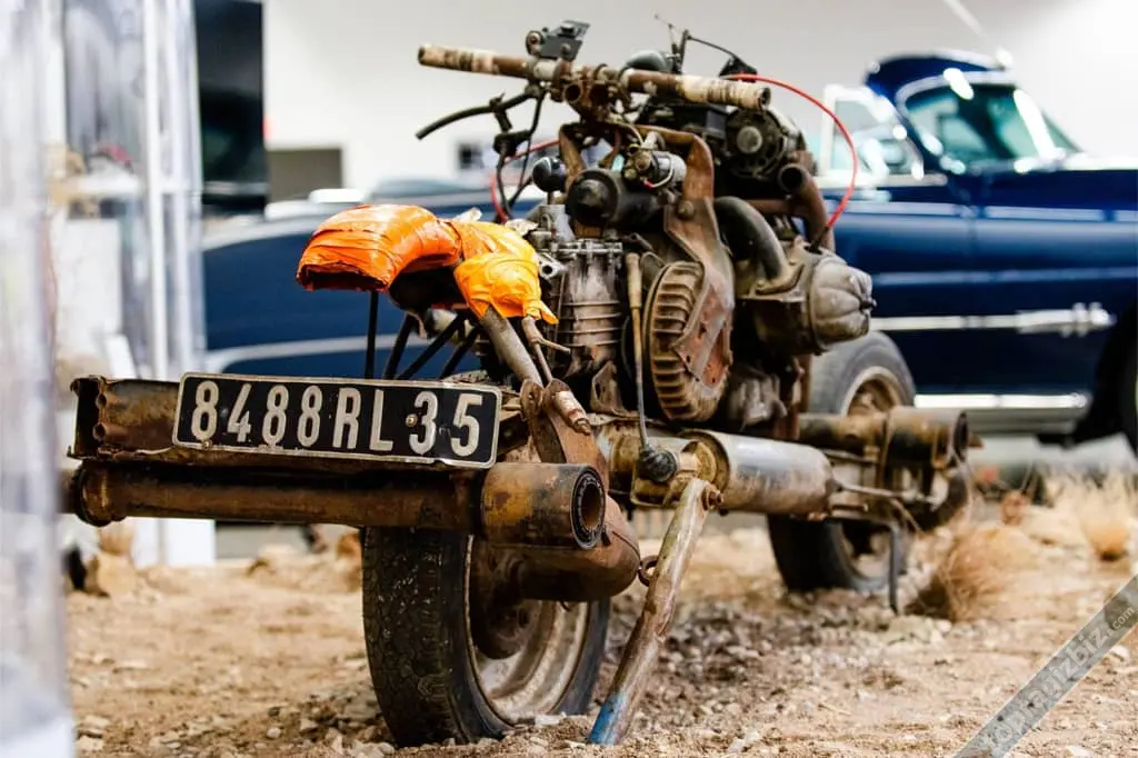 Çölün Ortasında Bozulan Arabasından Motosiklet Yapan Adam-3.webp