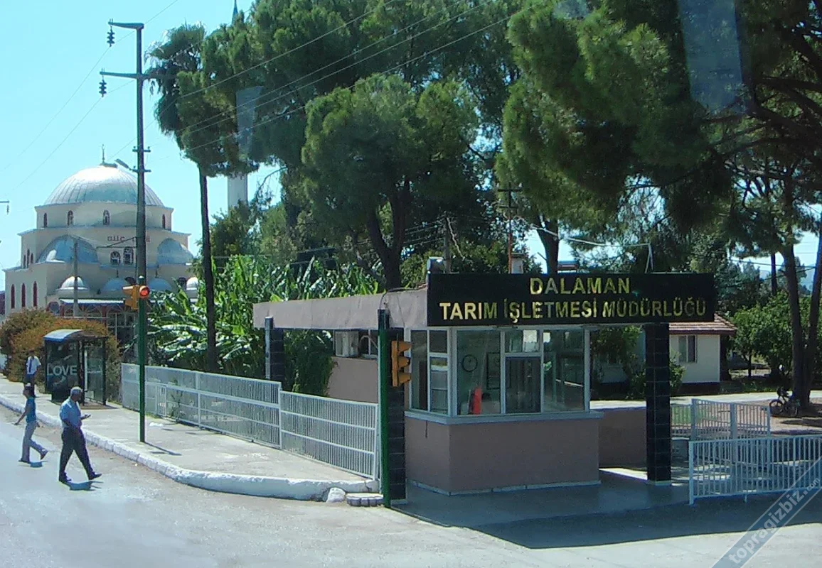Dalaman ve yöresinde ilk yerleşim tarihi M.Ö. 7. yüzyıla dek uzanıyor. Likyalılar ve Karyalılar‘ın uzun süre iç içe yaşadığı bölge, M.Ö. 545‘de Perslerin hâkimiyetine geçiyor. Daha sonra bölgede sırasıyla Büyük İskender, Romalılar ve Bizanslılar hüküm sürüyor. 1284 yılında Menteşe Beyliği‘nin eline geçmesiyle birlikte Dalaman ve yöresine hızlı bir Türk göçü başlıyor.