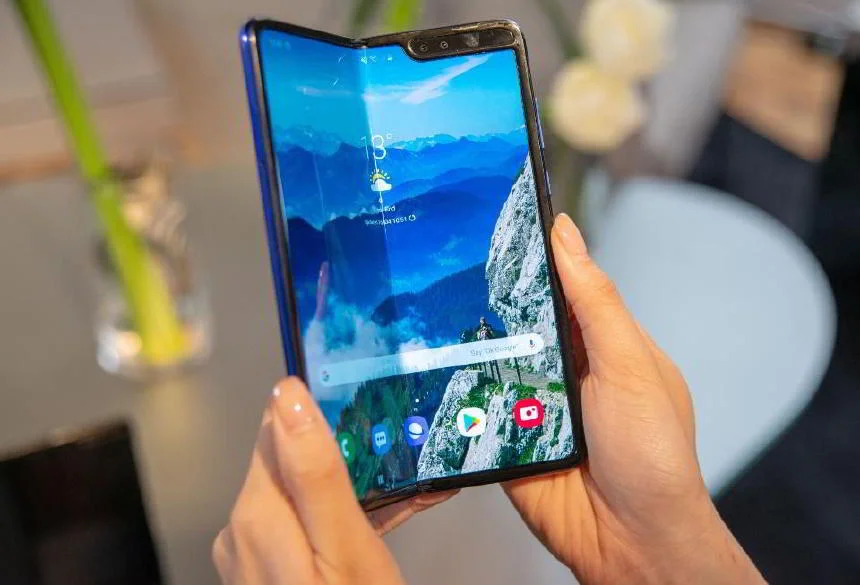Samsung'un Katlanabilir Akıllı Telefonu Galaxy Fold Satışa Çıktı