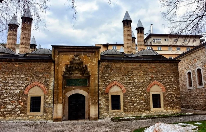 husrev-bey-medresesi.jpg