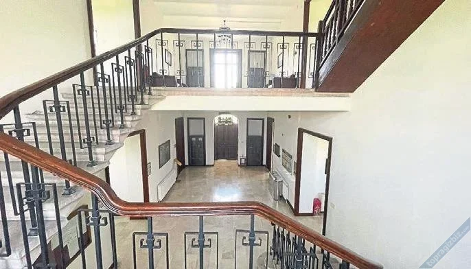 İki binanın da projesi hazırlandı ve Fransa’dan biri Dalaman’a diğeri de Mısır’a olmak üzere 2 ayrı gemi proje ve malzemelerle birlikte yola çıktı. Kimi rivayete göre gemilerin rotaları yanlış verildi, kimilerine göreyse malzeme ve projeler yanlış gemilere yüklendi ama sonuçta Mısır’a gitmesi gereken Tren İstasyonu projesi Dalaman’a, Av köşkü projesi ise Mısır’a gitti.