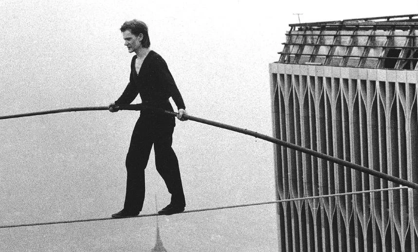 Philippe Petit -  İkiz Kuleler Arasında Çelik Halat Üzerinde Yürüyen Akrobat