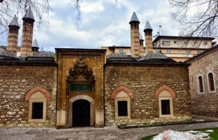 husrev-bey-medresesi.webp