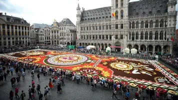 Brüksel’in Grand Place Meydanı Latin Motifli Çiçek Halıya Bezendi