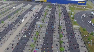 Müslümanlardan Bayram Namazı İçin Otoparkını Tahsis Eden İKEA’ya Çikolatalı Teşekkür