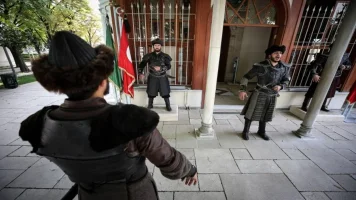 Osman Gazi Türbesi'nde Saygı Nöbeti