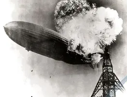 Hindenburg zeplininin alev aldığı an