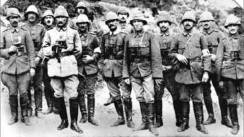 Anafartalar Grup Komutanı M. Kemal muharebe arkadaşlarıyla (1915).