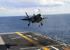 F-35B atlantik okyanusundaki amfibi taarruz gemisi (USS Wasp) uçuş güvertesi üzerine ilk dikey inişini yaparken. (3 Ekim 2011)