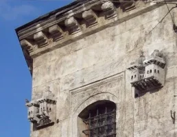 Taksim Maksemi’nin giriş cephesindeki kuş evi