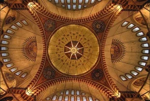 Ayasofyanın büyük kubbesini taşıyan payandaların hantal görünümüne karşın Süleymaniyede kubbe ağırlığı kademe kademe bir pramit gibi aktarılmıştır