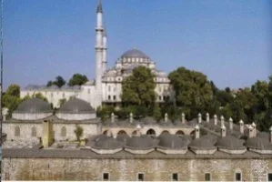 Fatih'in İstanbul'un fethinin ardından yaptırdığı Sahn-ı Semân Medreseleri. Bu medrese zamanın en önde gelen fakülterini içerisinde barındırmaktaydı. Fatih'in İstanbul'un fethinin ardından yaptırdığı Sahn-ı Semân Medreseleri. Bu medrese zamanın en önde gelen fakülterini içerisinde barındırmaktaydı.