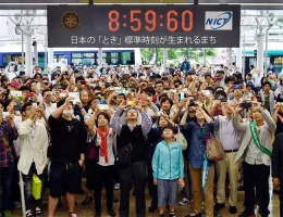Geçtiğimiz yıl 1 Temmuz’da Tokyo’da artık saniyenin eklendiği anı fotoğraflamak için bekleyen kalabalık. Geçtiğimiz yıl 1 Temmuz’da Tokyo’da artık saniyenin eklendiği anı fotoğraflamak için bekleyen kalabalık.