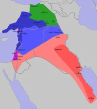 Fransız (mavi), İngiliz (kırmızı) ve Rus (yeşil) idare ve nüfuz alanları. 16 Aralık 2015'te Sykes'ın belirttiği üzere, Akra'nın "A"sından Kerkük'ün "K"sine çekilmiş çizgiyle ayrılmış Doğu-Güneydoğu Anadolu, Mezopotamya, Filistin ve Şam bölgeleri