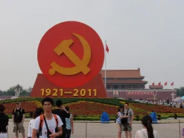 Tiananmen Meydanı'nda Çin Komünist Partisi'nin 90. yıldönümünü kutlayan bir işaret. 