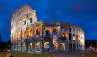 Colosseum, Roma döneminden kalma İtalya'daki en meşhur simgelerdendir. 