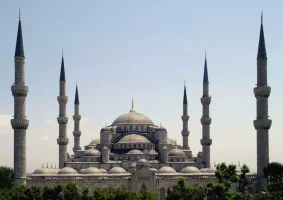 İstanbul'daki Sultan Ahmet Camii, içerisinin İznik çinileriyle süslenmesinden dolayı, Avrupa'da Mavi Cami olarak da anılır. 