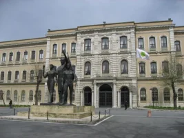 1453'te Darülfünun adıyla kurulan İstanbul Üniversitesi, 1 Ağustos 1933'te yapılan reformla birlikte Türkiye'nin ilk üniversitesi olarak hizmete girmiştir. 