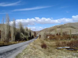 Niğde'de meyvecilik ve elma bahceleri yaygındır. Çamardı-Pozantı yolu üzerindeki bahçeler 