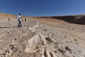  Bu fotoğraf, Alathar eski göl yatağının kenarını ve çevredeki manzarayı gösteriyor. 