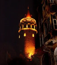 Gece ışıklandırmasıyla Galata Kulesi