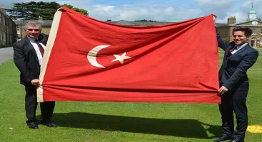 100 yıllık Osmanlı bayrağı iade edildi 100 yıllık Osmanlı bayrağı iade edildi