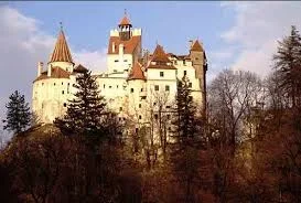 Drakula’nın şatosu olarak bilinen Karpat dağlarındaki Bran Şatosu Veliaht Dominic von Habsburg’a Romanya’da törenle 26 Mayıs 2006’da iade edildi. Romanya 1948 yılında şatoya el koymuştu. Drakula’nın şatosu olarak bilinen Karpat dağlarındaki Bran Şatosu Veliaht Dominic von Habsburg’a Romanya’da törenle 26 Mayıs 2006’da iade edildi. Romanya 1948 yılında şatoya el koymuştu.