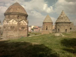 Üç kümbetler 