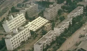 Japonya, Niigata'daki 1964 depreminde toprağın sıvılaşması nedeniyle devrilen kısmen gömülü binalar.