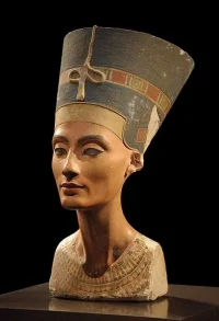 Kraliçe Nefertiti'nin büstü 