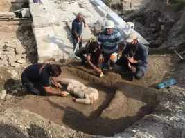 Aizanoi Antik Kenti'ndeki kazıda mitolojik heykel ortaya çıkarıldı