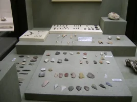 Antalya Müzesinde sergilenen Paleolitik çağa ait Karain Mağarasından elde edilen buluntular