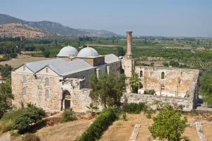 Aydınoğlu İsa Bey tarafından 1375'de Selçuk'da inşa ettirilen İsa Bey Camii