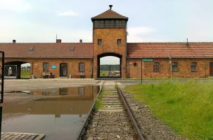 Auschwitz II'nin giriş kapısı