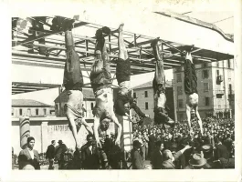 Mussolini ve yandaşlarının Loreto Meydanı'ndaki linç edilmiş cesetleri.