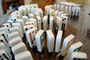 Domino Etkisi Nedir?