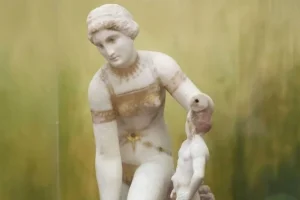 Aşk tanrıçası Venüs, Pompeii’de bulunan Helenistik orijinalinin Roma dönemi kopyası olan bu mermer heykelde bikini giyerken betimleniyor. Aşk tanrıçası Venüs, Pompeii’de bulunan Helenistik orijinalinin Roma dönemi kopyası olan bu mermer heykelde bikini giyerken betimleniyor.