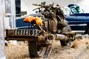 Çölün Ortasında Bozulan Arabasından Motosiklet Yapan Adam-3.webp