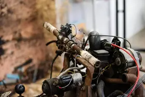 Çölün Ortasında Bozulan Arabasından Motosiklet Yapan Adam-4.webp