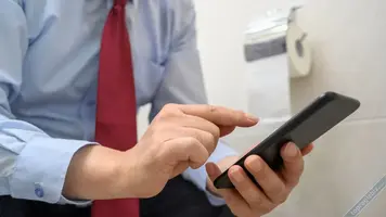 Tuvalette cep telefonu kullanıyor musunuz? Bu haberden sonra bırakabilirsiniz.