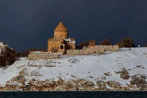 akdamar-adasinda-kis-guzelligi-2.webp