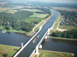 magdeburg-kopru-kanal_zpsxe30lpmt.webp