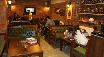 kafenin-duvarindaki-1-lira2.webp